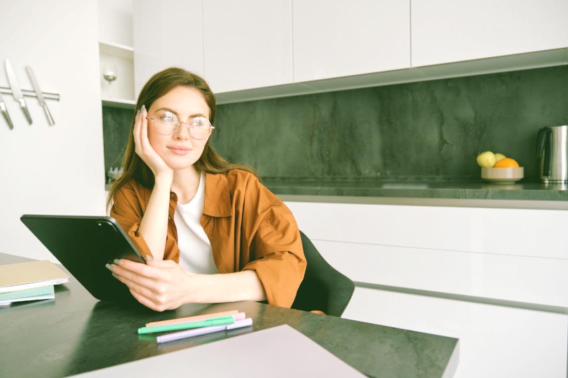 Analistas financieros trabajando en valoración de empresas en oficina moderna de Madrid