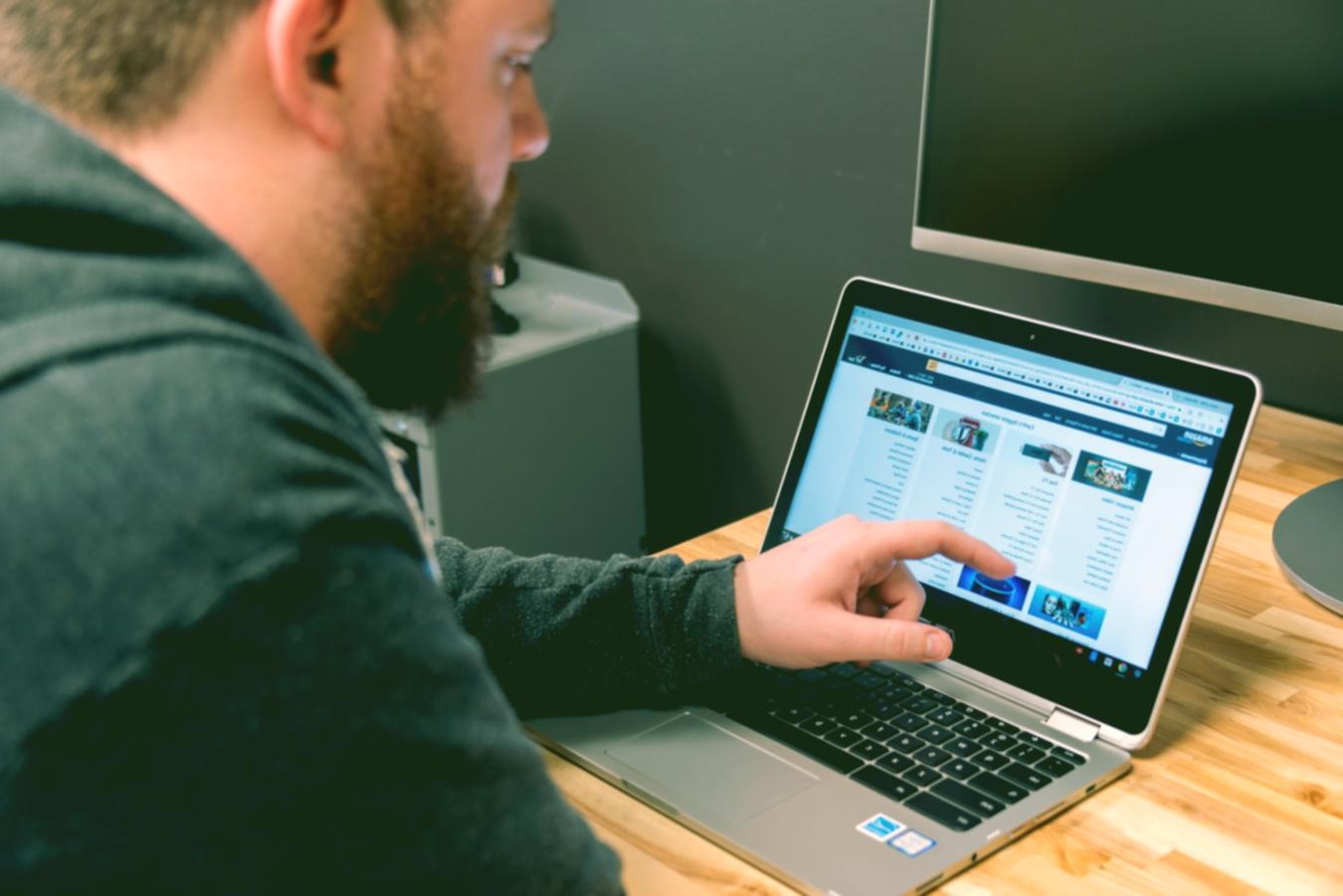 Profesional analizando datos financieros y modelos de valoración en pantalla