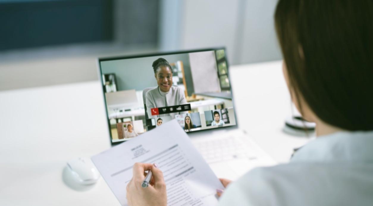 Sesión de análisis de estados financieros con modelos de valoración empresarial