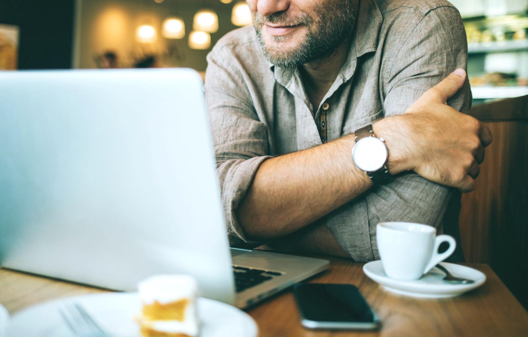 Profesional trabajando con análisis financiero en pantalla