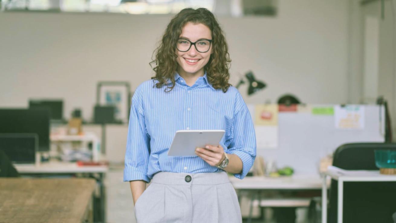 Analista revisando documentos financieros en escritorio