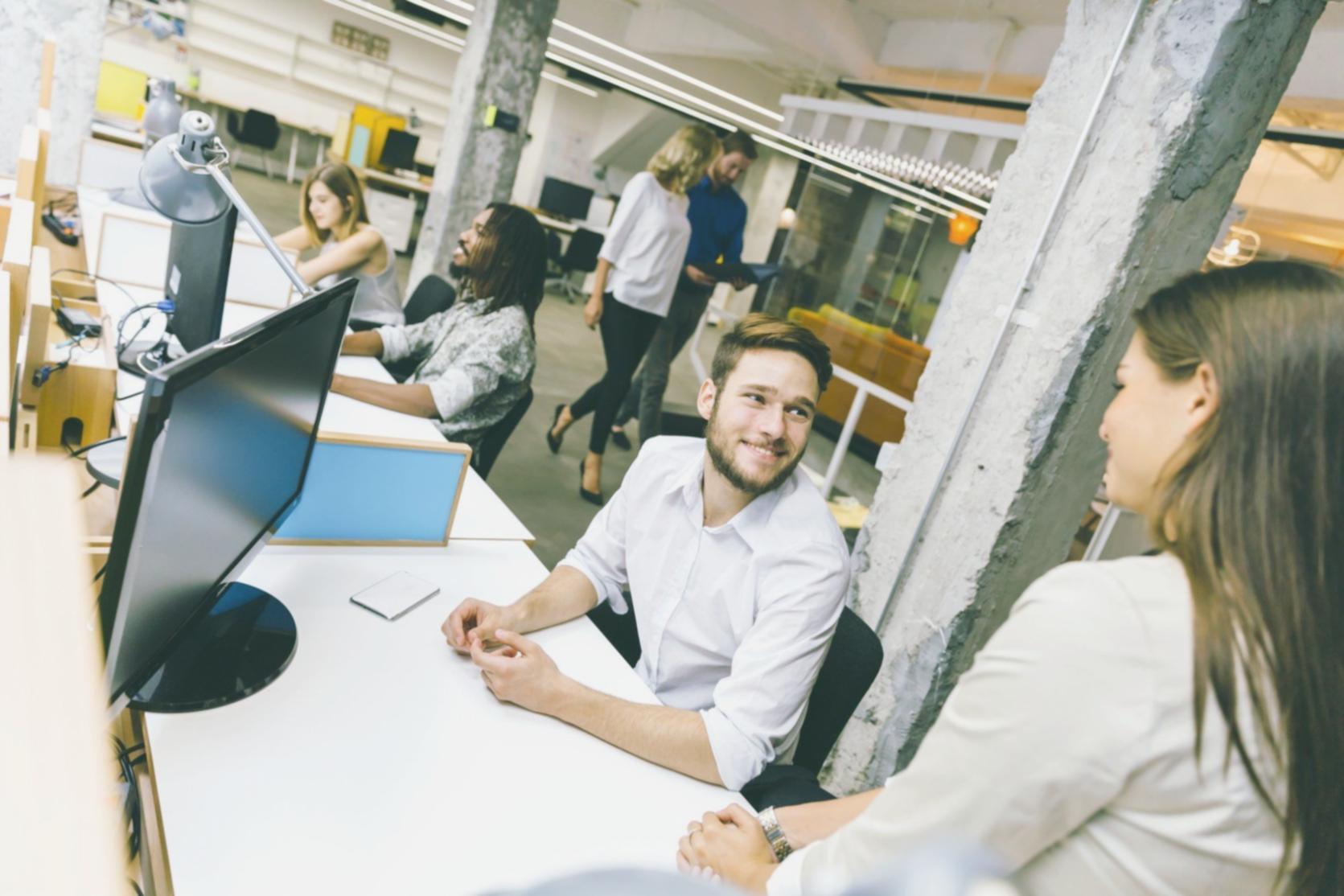 Equipo de analistas trabajando en modelos financieros colaborativamente